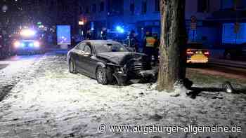 Auto kollidiert am Augsburger-Tor-Platz mit Baum – Fahrerin schwer verletzt