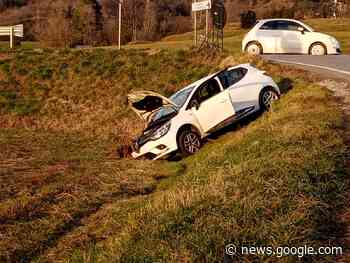 Si ribalta con l'auto e finisce nel fosso - Prima Merate