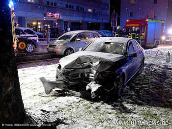 Frontal gegen Baum gekracht