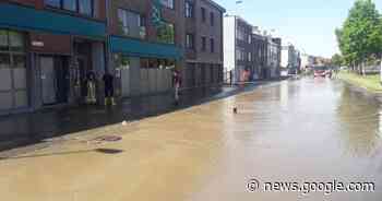 Groot waterlek zet straat blank in Merksem: brandweer ter plaatse ... - Het Laatste Nieuws
