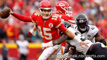 Patrick Mahomes injured but stays in game