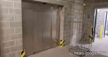 Medewerker Delhaize door brandweer uit lift bevrijd | Lede | hln.be - Het Laatste Nieuws