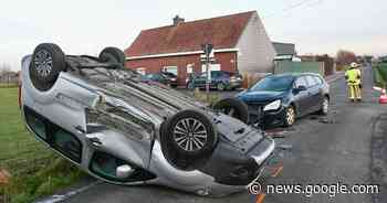 Moeder en tweelingdochters (10) ongedeerd na botsing op kruispunt - Het Laatste Nieuws