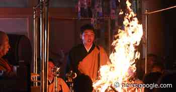 Hiroshima Carp baseball team manager undergoes fierce fire ritual ... - The Mainichi