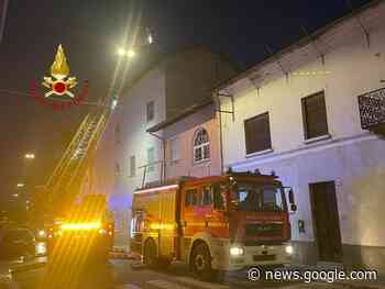 Tronzano: a fuoco il tetto di una casa - Prima Vercelli
