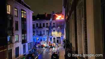 Bewoner geïntoxiceerd bij brand Vanderlindenstraat in Schaarbeek - BRUZZ