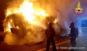 Maxi rogo in autostrada A8: all'alba in fiamme il rimorchio di un camion - Settenews