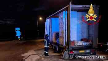 Camion in fiamme, paura a Sinalunga - LA NAZIONE