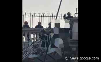 Genova, commerciante minaccia il suicidio gettandosi dal ponte ... - Fanpage.it