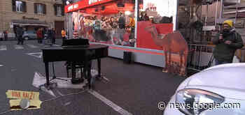 Viva Rai2, auto fa spostare Marco Masini dalla strada. La strepitosa gag ‘rovinata’ dai social - Tvblog