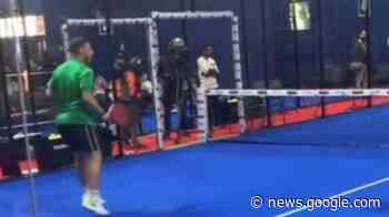 Francesco Totti, ecco come gioca a padel (in coppia con Marco ... - Corriere TV