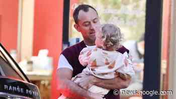 Jude Law, tenero papà con l'ultimo figlio (il sesto) - Vanity Fair Italia