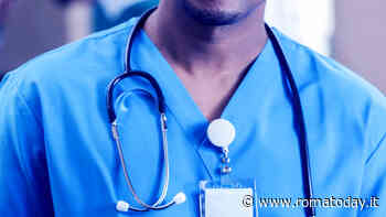 Baci in bocca e palpeggiamenti su due giovani pazienti di 17 e 19 anni, sospeso infermiere