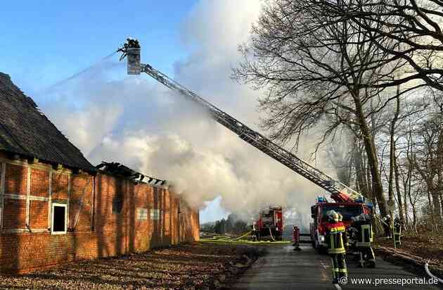 FFW Fredenbeck: Wirtschaftsgebäude brennt nieder / Übergreifen auf Wohngebäude kann verhindert werden / Öltanks durch Fachfirma abgepumpt