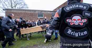 Motorrijders brengen Penske eresaluut tijdens zijn laatste rit - Het Laatste Nieuws