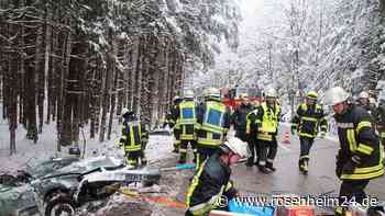 Unfall bei Prutting: Autofahrer (24) mit „schwersten Verletzungen“ im Krankenhaus