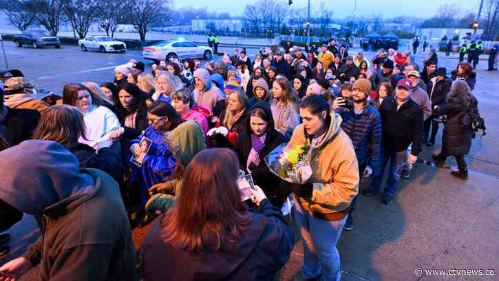 Fans, celebs gather at Graceland to mourn Lisa Marie Presley