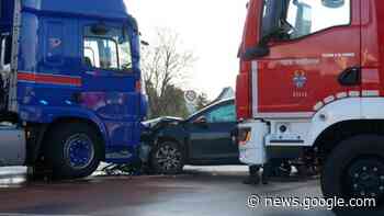 FW Celle: Verkehrsunfall PKW gegen LKW - Aktuelles für Deutschland