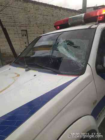 Vendedor informal destrozó parabrisas de carro municipal en Loja - Diario La Hora