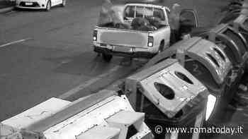 Abbandona rifiuti in strada, "furbetta" incastrata dalle telecamere