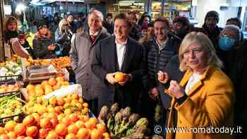 Regionali, Bianchi con Conte al mercato di Monteverde: "Qui la riqualificazione è attesa da decenni"