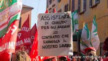 La protesta dei cinquemila lavoratori di Rsa e case di riposo