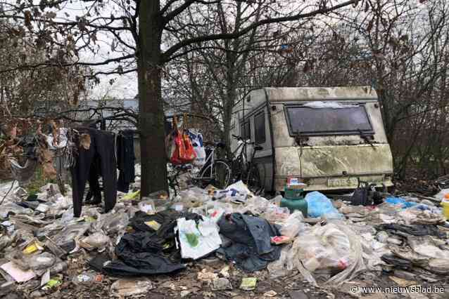 André (78) leeft al vier jaar midden in afvalberg: “Beneden elke menselijke waardigheid”