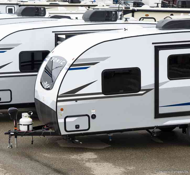City to review bylaw governing RV parking in Calgary neighbourhoods