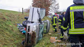 Fulda: Unfall bei Döllbach - Feuerwehr muss Frau aus Auto befreien - Fuldaer Zeitung