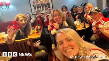 Lotte Wubben-Moy gets drinks in after Arsenal v Brighton pitch frozen - BBC