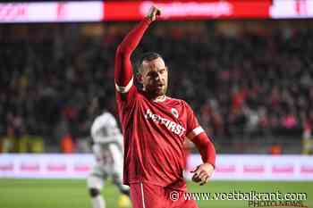 Ex-trainer Van den Brom prikkelt Janssen, die hij ooit lanceerde: &quot;Hij zal Onuachu niet van de topschutterstitel kunnen houden&quot;