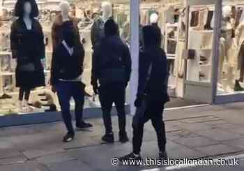 North End West Croydon: Fight between males with knives