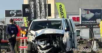 Geen gewonden bij aanrijding tussen trein en wagen van bpost in ... - Het Laatste Nieuws