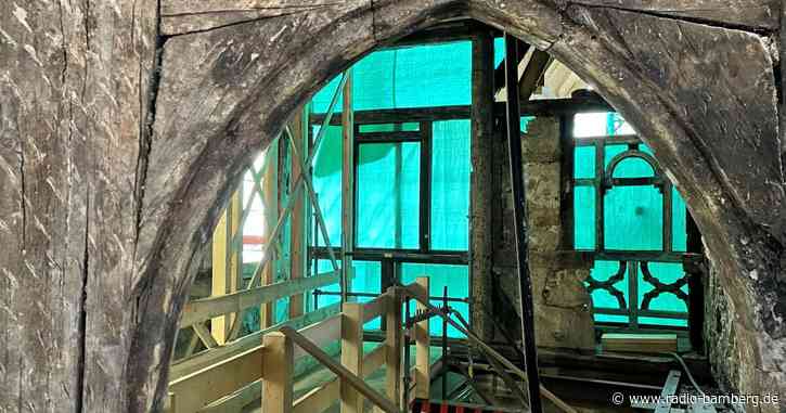 Was befindet sich hinter der abgehängten Fassade des Forchheimer Rathauses?