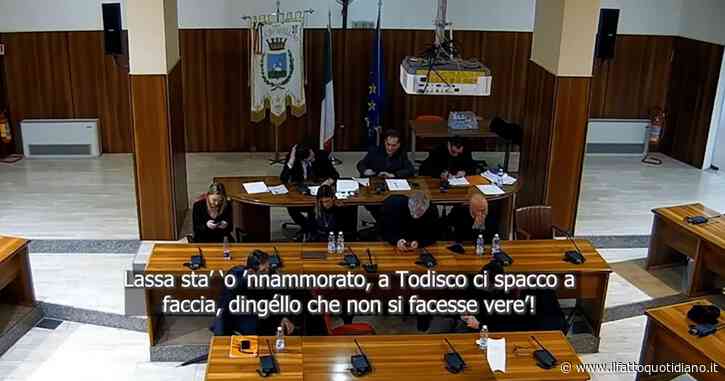 “Se trovo Todisco gli spacco la faccia, lo lascio in terra”: le minacce del presidente del consiglio di Avellino in un fuorionda in aula. Poi le scuse