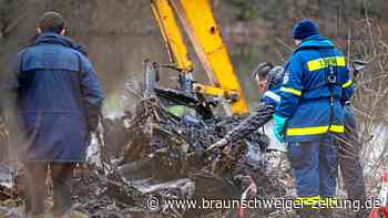 Polizei Niedersachsen: Bagger hebt Pkw-Wrack aus See
