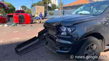 Após forte batida com caminhonete, picape capota no Centro de ... - Catve
