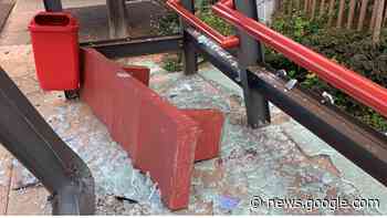 Abrigo de ônibus na rua Altemar Dutra é destruído em Cascavel - Catve