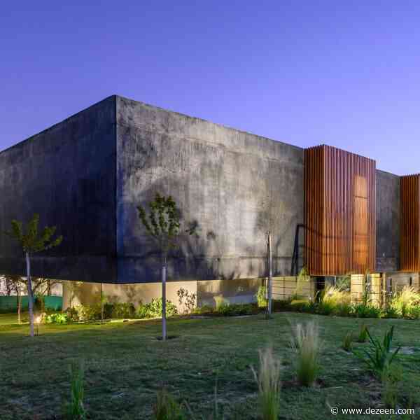AR Arquitectos completes black-concrete house in mountains of Argentina
