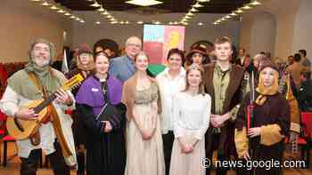 Ein Baum, viele Blumen und ein Barde zum Start ins Lemförder ... - kreiszeitung.de