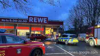 Schreck am Morgen: Senior kracht mit Auto in Paletten vor Rewe ... - soester-anzeiger.de