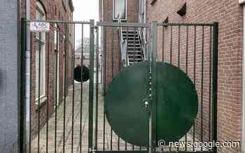 Verlost van urinegeur, bierblikjes, rommel. Beruchte steeg in ... - Dagblad van het Noorden