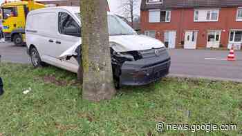 Busje botst tegen lantaarnpaal en boom in Gorinchem - ZHZActueel
