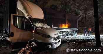 Vrachtauto raakt in de slip door gladheid en botst tegen boom in Rijen - AD
