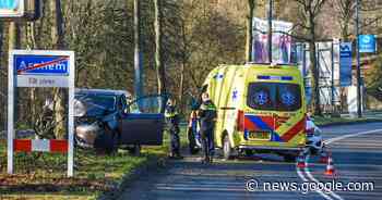 Automobilist botst op Utrechtseweg met grote vaart tegen boom - De Gelderlander