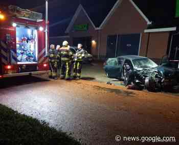Auto botst tegen boom in Opende (video) | 112Marum.nl - 112Marum