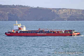 Relâche météo à Brest pour la barge de relevage de l'épave du ... - Meretmarine.com