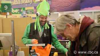 Got time? At this slow grocery store check-out lane, a leisurely chat is OK