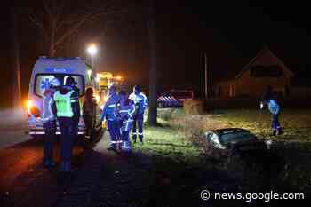 Auto belandt na botsing met boom in sloot op de Sonniuswijk - Ons Son en Breugel