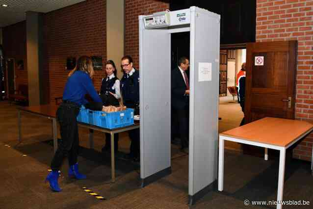 Wou verdachte dubbele kotmoord met helikopter uit gevangenis ontsnappen? Zware beveiligingsmaatregelen na vondst plattegrond aan binnenkant doos cornflakes